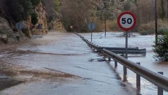 Restablecido el tráfico en la CM-3203 entre Ayna y Elche de la Sierra (Albacete), cortada tras desbordarse el río Mundo