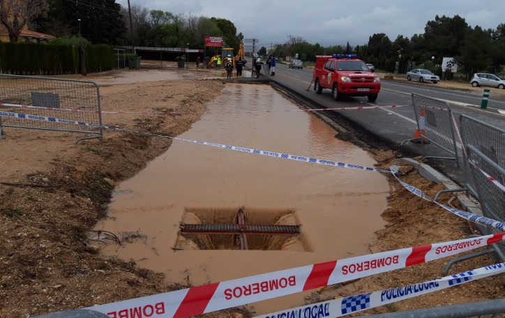 El acceso a Albacete por la carretera de Valencia se corta por inundación y caen nuevos árboles en la carretera del cementerio