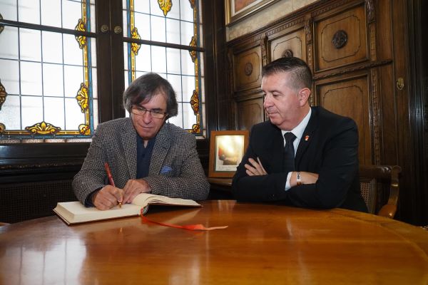 Mircea Crtrescu, un referente cultural, visita el Palacio de la Diputación de Albacete