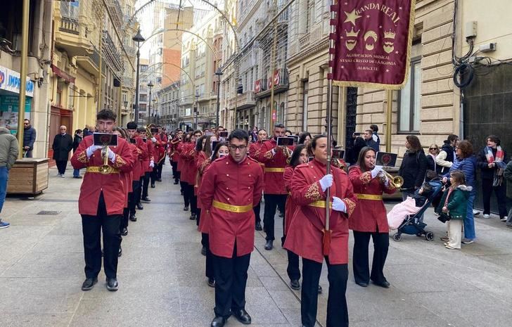 Niños de Albacete entregan sus cartas a los Carteros Reales