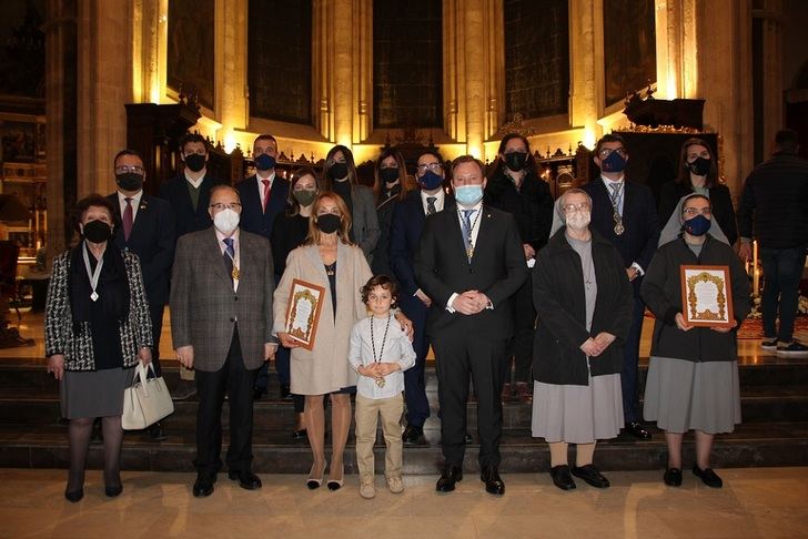 Medalla de Cofrade de Honor para el alcalde de Albacete de la Cofradía de los Dolores