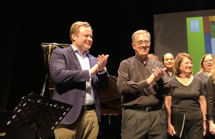 Reconocimiento a Vicente Casañ del Orfeón de la Mancha en el Encuentro Coral de San Juan