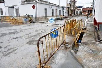 El alcalde de Tomelloso supervisa obras de abastecimiento en la calle Alcántara