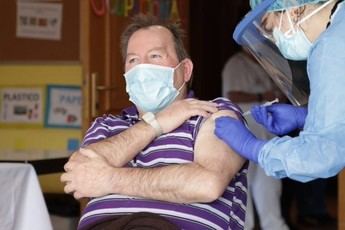 Sanidad de Castilla-La Mancha recomienda vacunar a mayores de 70 años y grupos vulnerables contra la Covid-19