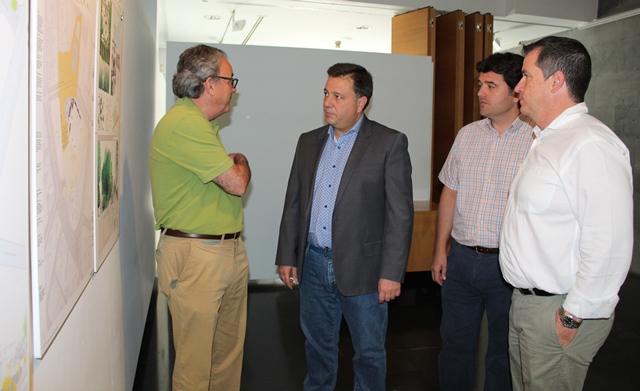 El alcalde de Albacete felicita al ganador del concurso para reordenar las plazas Catedral y Constitución