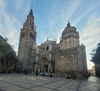 Cae una parte de la cornisa de la Catedral de Toledo a la calle Cardenal Cisneros
