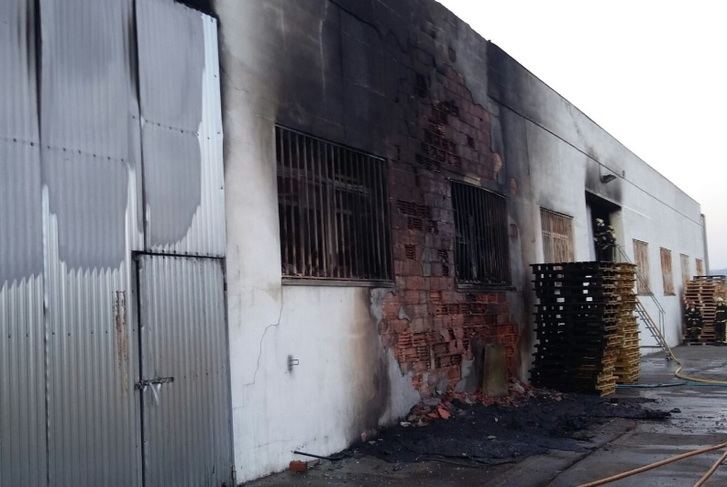 Los bomberos logran extinguir un incendio de una nave de plásticos de Caudete (Albacete)