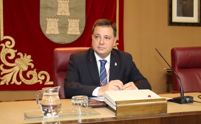 Carmen Cerrillo, una joven en representación de Asprona, y Santi Denia, pregoneros de la Feria de Albacete 2017