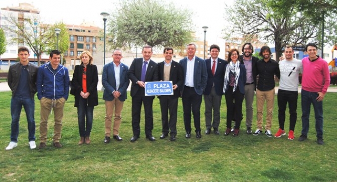 Alcalde, grupos políticos, jugadores y presidente blanco visitan la plaza del Albacete Balompié