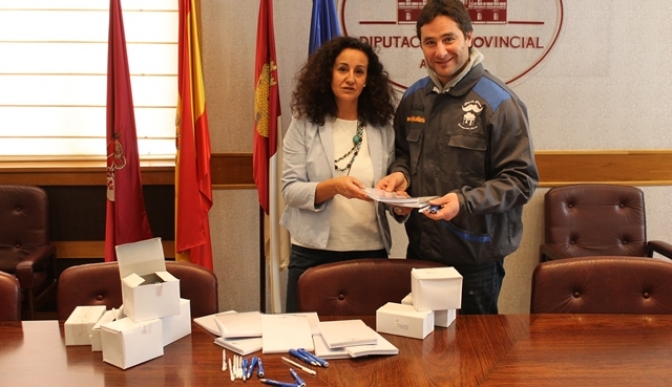 La Diputación reparte material escolar a través de los hermanos Pío y Vicente Bernabéu, en el Panda Raid 2015 por Marruecos