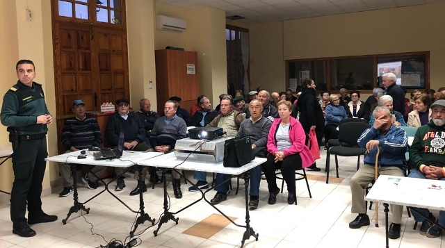 La Guardia Civil de Elche de la Sierra imparte una interesante charla para personas mayores