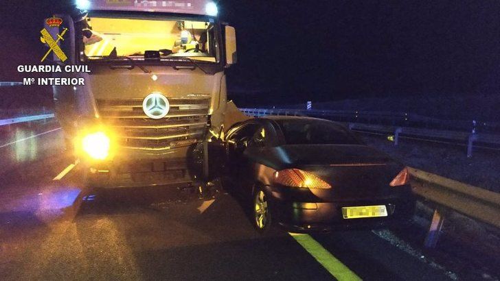 Un hombre de 62 años, bajo los efectos del alcohol, circuló con su vehículo 5 km en sentido contrario en la A-5 y choco con un camión