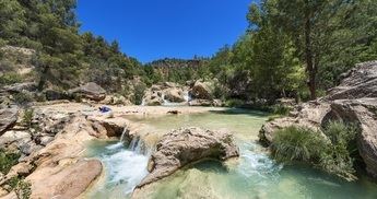 Los bomberos rescatan a una mujer de 27 años que se bañaba en 'Las Chorreras' en Enguídanos (Cuenca)