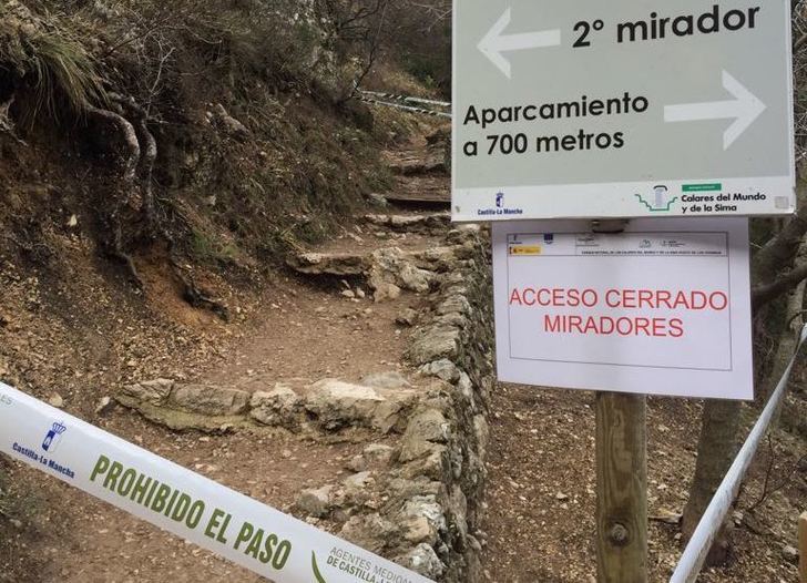 Los carteles señalan que el acceso a los miradores está cortado.