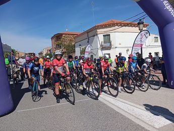 Éxito en las competencias escolares de Albacete: más de 250 nadadores y 120 ciclistas participaron en una intensa jornada deportiva