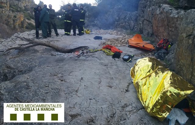 Los agentes de la Guardia Civil y Medioambientales nada más terminar el rescate del ciclista