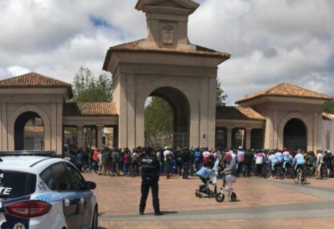 Concentración de ciclistas en las puertas del recinto ferial de Albacete.