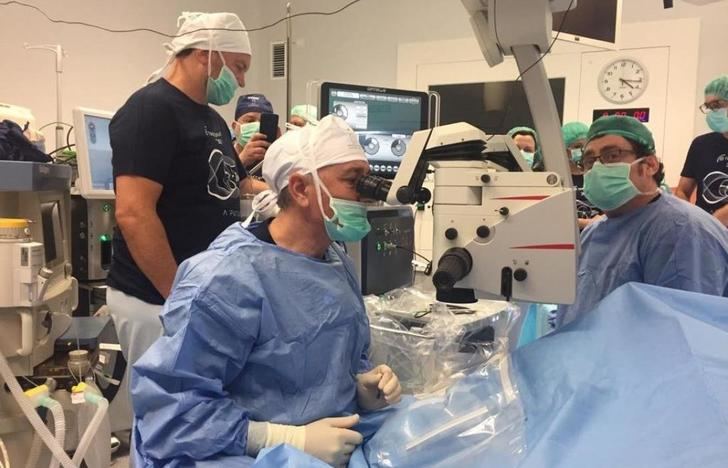 Un oftalmólogo del Hospital de Cuenca realiza una cirugía en directo durante un congreso