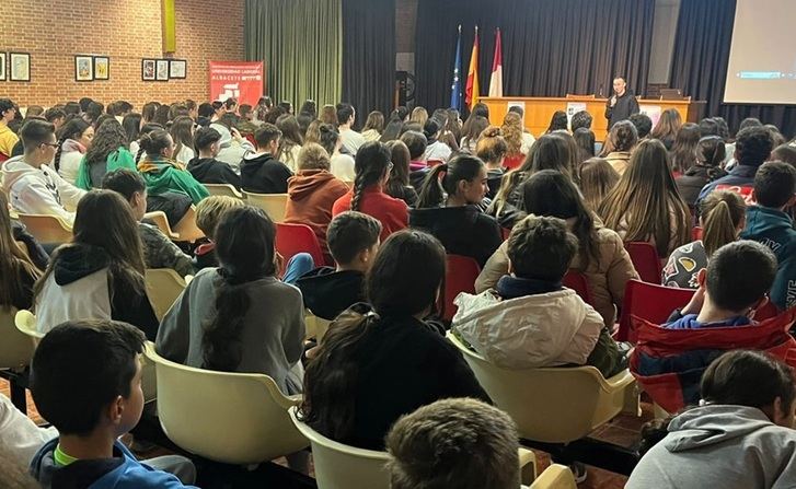 El escritor David Olivas, participa en los Clubes de Lectura de la Diputación de Albacete
