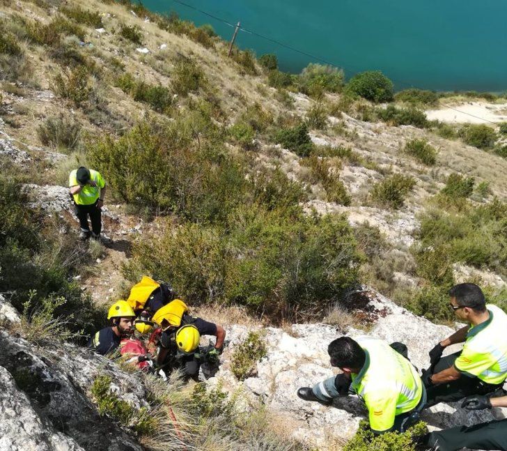 Imagen del rescate del cuerpo de la mujer que cayó al pantano.