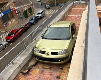 El despiste de un conductor provoca que su coche quede atascado en una calle peatonal en Cuenca