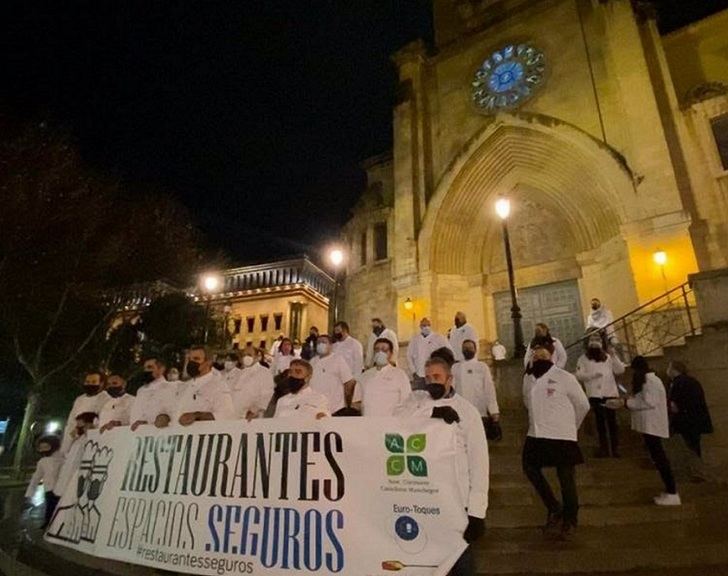 Medio centenar de cocineros se toman las uvas ante a la Catedral de Albacete para reivindicar la seguridad en el sector