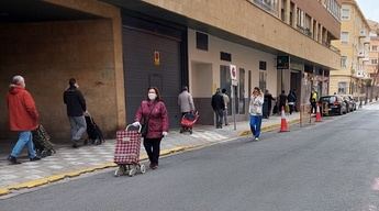 Colas en Albacete en las puertas de supermercados, tiendas de comestibles y panaderías