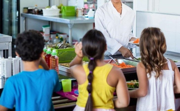 Castilla-La Mancha aumenta en 1.229.648 euros el importe de las ayudas para libros y comedor escolar