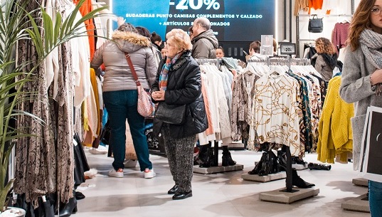 Trabajar los domingos y festivos en los comercios de Albacete será voluntario tras la firma del convenio