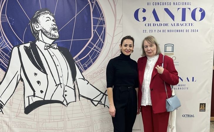 Rosa González felicita a los ganadores del VI Concurso de Canto