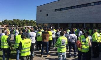 Page ‘pasa’ de los trabajadores en huelga del transporte sanitario en Castilla-La Mancha y rechaza hablar con ellos