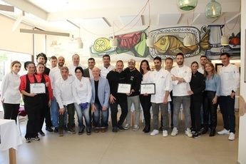 Ayuntamiento y Diputación de Albacete con los ganadores del concurso de Tapas 2024 de la APEHT