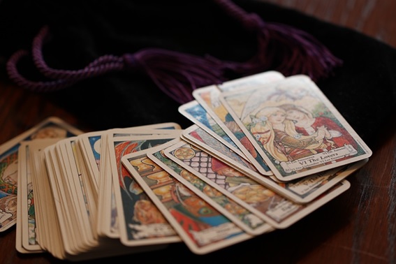 Conociendo el tarot: ¿Qué es? Y ¿Cómo elegir a un vidente fiable?