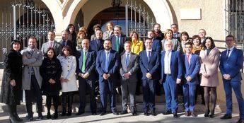 Page anuncia en La Roda que se abrirá una nueva oficina de empleo y mejoras en colegios