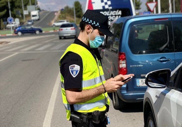 Usar el móvil conduciendo, primera causa de denuncia en la campaña realizada por la Policía Local de Albacete