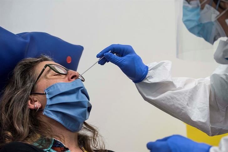 Los nuevos casos de coronavirus caen en Castilla-La Mancha un 13% en una semana