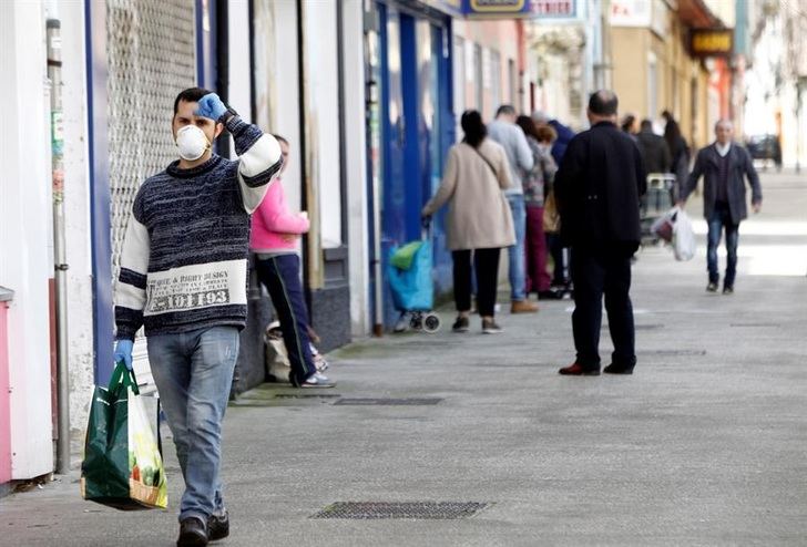 Imagen de archivo de gente en la calle durante la pandemia.