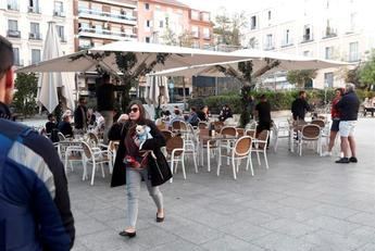 España, marcha atrás con el covid. Sanidad prohíbe fumar en la calle y cierra discotecas y pubs