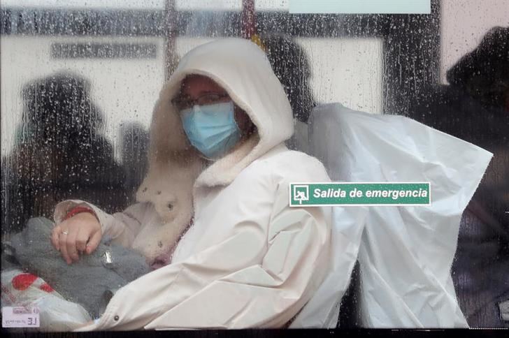 Suben algo la cifra de contagiados en España, a 185, y los nuevos contagiados no llegan a 900