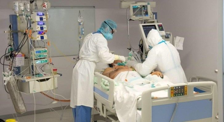 Una persona en la UCI de un hospital de Castilla-La Mancha.