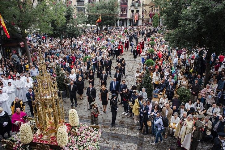 El Corpus de Toledo no pierde su luz a pesar de la lluvia, que da tregua a la procesión