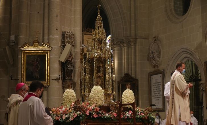 Toledo vuelve a engalanarse para celebrar un Corpus atípico y esperanzador y con la Custodia de nuevo en la calle