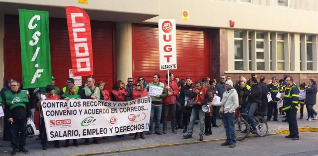 Imagen de archivo de una concentración de trabajadores de Correos Albacete hace ya años