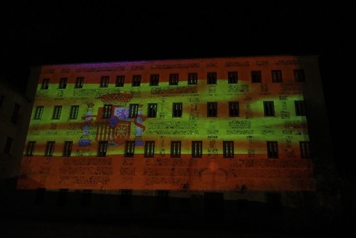 Las Cortes de C-LM celebran el Día de la Constitución con una proyección de la bandera española sobre su fachada principal