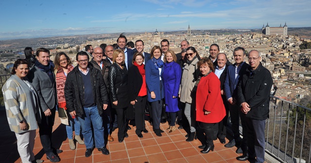 María Dolores de Cospedal junto a los alcaldes que acudieron al acto del PP en Toledo.