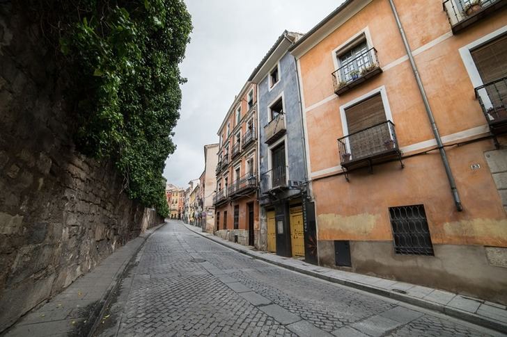 Muere un motorista en pleno centro de Cuenca al caerse de la moto que conducía en la subida al casco antiguo