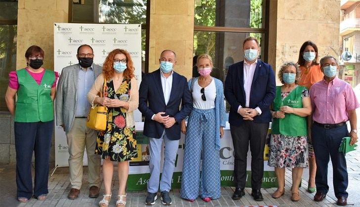 Las instituciones de Albacete muestran su apoyo a la Asociación Española contra el Cáncer, en su jornada de cuestación