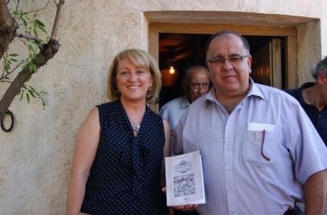 Maribel Serrano y el alcalde de Munera, Pedro Pablo Sánchez, presentaron el libro ‘Relatos junto al Sogato’, editado por la Diputación