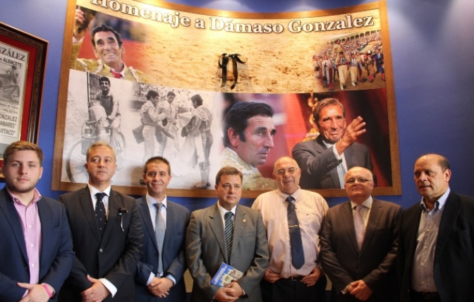 El recuerdo a Dámaso González, en el centro de la apertura de la exposición del Centenario de la Plaza de Toros de Albacete
