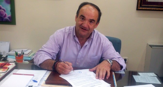 El alcalde de Villarrobledo firma la ordenanza de la bajada de impuestos en la localidad